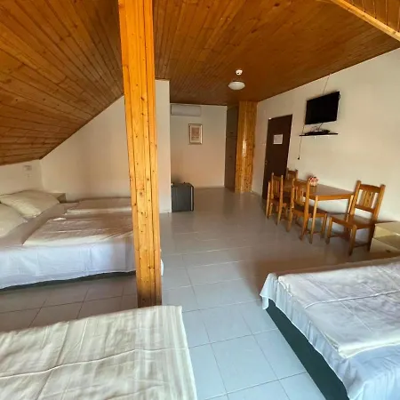 Guest house Lelle Centrum Vendeghaz *