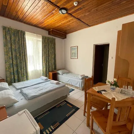 Lelle Centrum Vendeghaz Guest house *